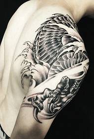 через плечо старый традиционный злой рисунок татуировки дракона очень властный