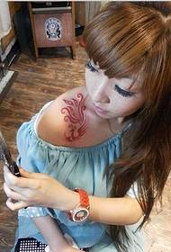 tatuaggio totem di bellezza spalla fenice