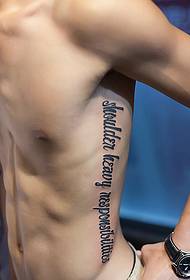 corpo debole nascosto con un semplice tatuaggio inglese