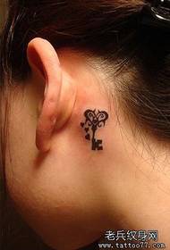 figure de tatouage recommandé oreille d'une femme derrière les travaux de tatouage clés