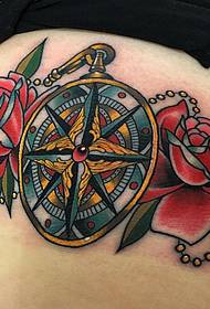 bočni struk oslikan školskim kompasom ruža tetovaža uzorak