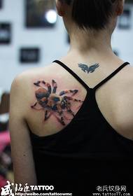 Ang mga balikat ng batang babae ay mukhang mahusay na pattern ng tattoo ng spider