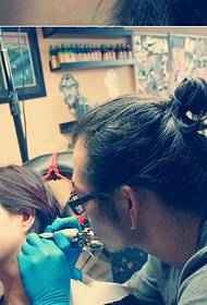 kleine mode ster tattoo scene 114652-schoonheid tattoo artiest achter het oor tattoo scene