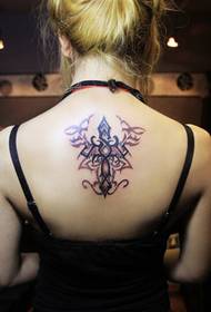 vajzë përsëri në tatuazhin e totemit të personalitetit.