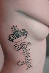 corona sul petto lato bellezza con foto di tatuaggi con motivo a lettere