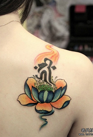 boireannach gualainn pàtran tatù Sanskrit lotus