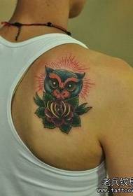 ombros de meninos um padrão de tatuagem de coruja