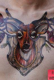 胸の鹿のタトゥーパターン