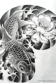 Мрежа за тетоваже пружа приказ кинеског традиционалног полусветног срећног шарана шарана лотоса тетоваже рукописа узорка слике