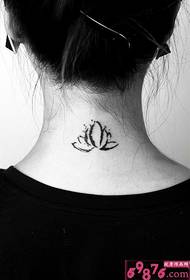 Linha tatuagem de lótus nas costas em preto e branco