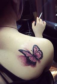 3D татуировка на пеперуда, останала на красивото рамо