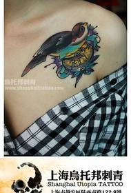 انجونې د کوچني تیرو ټاټو ب shoulderه کښیني