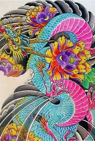 Slika rukopisa slike tetovaže u boji polovine zmaja