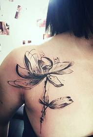Krásna dievčina lotus tetovanie na hrudi