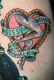 disegno del tatuaggio della gamba a forma di cuore della gamba