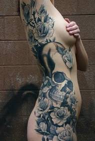 ženski puni goli bočni struk crno-bijela tetovaža lubanje i cvijeta
