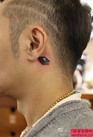 klein fris oor achter creatieve tattoo werkt