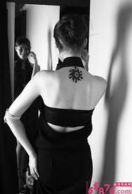 tatuaggio del collo posteriore totem sole bianco e nero