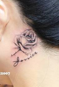 Moterį už ausų rožių tatuiruotės modelio suteikia tatuiruočių salė