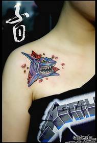 女孩肩膀經典酷鯊紋身圖案