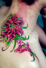 татуировка нежной лилии на плече девушки