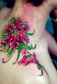 modello di tatuaggio delicato giglio spalla della ragazza