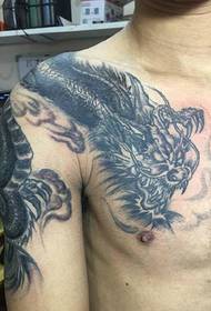 taxa extremamente alta de tatuagem de dragão por cima do ombro