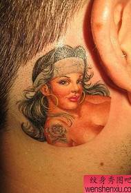 la figura del tatuaggio ha raccomandato un lavoro tatuaggio post-orecchio ragazza