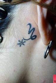 Работи на тетоважи на Нанчанг Лиујунтанг: зад увото, шема на тетоважи со снегулка
