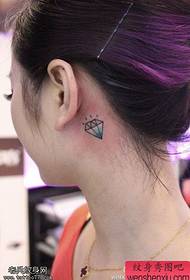 紋身秀推薦在女人的耳朵後面做一個小小的新鮮鑽石紋身作品