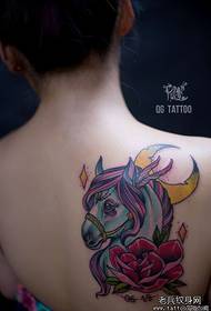 meiteņu plecu modes klasiskā zirga tetovējuma modelis