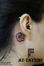 женско уво мала чиста боја цветна тетоважа слика обезбедена од тетоважа