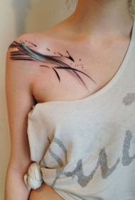 Акварельная полосатая татуировка на правом плече