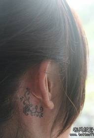 女の子の耳の繊細なトーテムつるタトゥーパターン