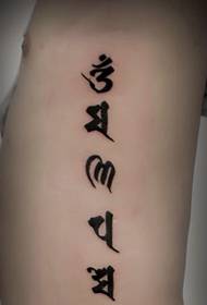 semplice tatuaggio tatuaggio sanscrito singolo sul lato della vita