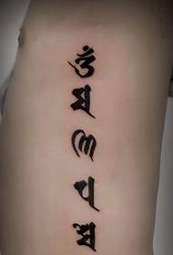 simpleng solong Sanskrit tattoo tattoo sa gilid ng baywang