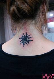 Słońce totem obraz szyi tatuaż