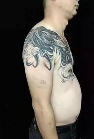 tattoo rahisi ya joka karibu na bega