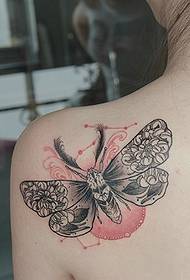 Duftende Schultern bleiben auf einem wunderschönen Schmetterling Tattoo Muster