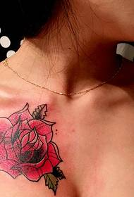 tatuaggio rosa petto tatuaggio tatuaggio sexy incantevole
