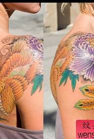 imagen de patrón de tatuaje de fénix de peonía de hombro de belleza extranjera
