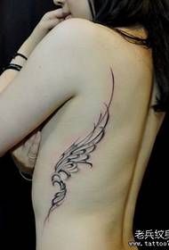 лепота бочних груди прекрасни узорак тетоваже крила винове лозе