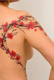 uzorak tetovaže stražnjeg ramena s cvjetovima šljive