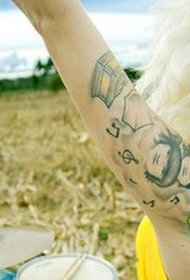 Еўрапейскія і амерыканскія дзяўчыны каляровы партрэт альтэрнатыўнай татуіроўкі на руцэ