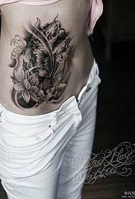 l'immagine di uno spettacolo di tatuaggi consiglia un modello di tatuaggio di loto di calamari sul fianco femminile