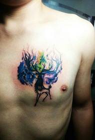 petit et petit tatouage de wapiti de couleur sur la poitrine