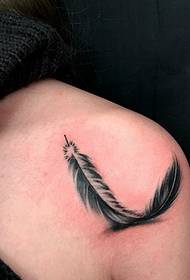 香肩上的一根羽毛纹身图片很独特