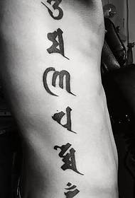 Semplici tatuaggi sanscriti che cadono sul fianco