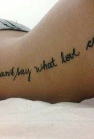 foto di bellezza sexy lato vita lettera tatuaggio