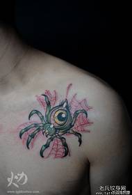 miehen rinnassa klassinen trendi hämähäkki tatuointi malli